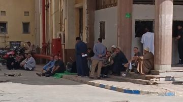 في انتظار الجثامين .. أسرة شقيقات المنوفية المتوفيات تنتظر أمام المشرحة