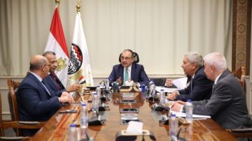 وزير قطاع الأعمال يبحث مع نقيب أطباء الأسنان آليات تأمين احتياجات السوق