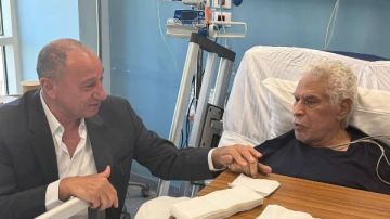 أساطير الكرة المصرية.. الخطيب يطمئن على حسن شحاتة فى المستشفى