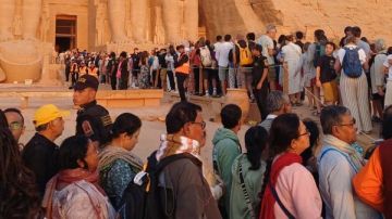 أطول طابور.. اصطفاف آلاف السائحين لمتابعة تعامد الشمس على رمسيس الثاني أطول طابور.. اصطفاف آلاف السائحين لمتابعة تعامد الشمس على رمسيس الثاني