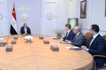 الرئيس السيسي يؤكد عمق الشراكة الإستراتيجية بين الدولة ومجموعة ميرسك العالمية الرئيس السيسي يؤكد عمق الشراكة الإستراتيجية بين الدولة ومجموعة ميرسك العالمية