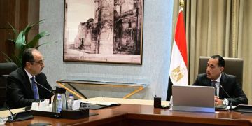 رئيس الوزراء المصري يستعرض الفرص الاستثمارية في السياحة رئيس الوزراء المصري يستعرض الفرص الاستثمارية في السياحة