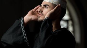 ما حكم رد السلام بالإشارة أثناء الصلاة؟.. الإفتاء تجيب