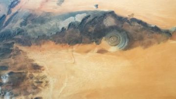 أثارت حيرة العلماء.. ماذا تعرف عن عين الصحراء في موريتانيا؟