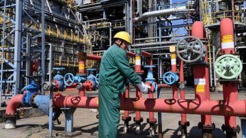 النفط يرتفع بعد تصريحات ترامب بأن الهند ستوقف شراء النفط الروسي النفط يرتفع بعد تصريحات ترامب بأن الهند ستوقف شراء النفط الروسي