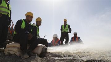 بعمق 750 مترا.. بحوث الصحراء ينجح في حفر بئرين جوفيين بالفرافرة بعمق 750 مترا.. بحوث الصحراء ينجح في حفر بئرين جوفيين بالفرافرة