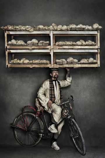 رجل يحمل فوق رأسه صينية خبز على دراجة في مصر..مصور أزياء شهير يكشف عن عادة فريدة من نوعها حول العالم رجل يحمل فوق رأسه صينية خبز على دراجة في مصر..مصور أزياء شهير يكشف عن عادة فريدة من نوعها حول العالم