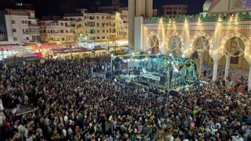 زوار السيد البدوي يتمايلون فرحا بمديح ياسين التهامي بساحة المسجد الأحمدي بطنطا