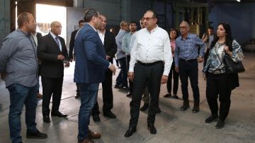 في ختام زيارته للسويس.. وزير قطاع الأعمال يتفقد شركة غزل ونسيج