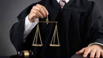 قانوني: استجواب المتهم دون حضور محام يخالف الدستور ويضعف ضمانات العدالة قانوني: استجواب المتهم دون حضور محام يخالف الدستور ويضعف ضمانات العدالة