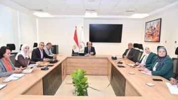 وزير الري يبحث أعمال الصيانة والتأهيل الجارية لحائط رشيد البحري