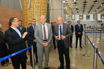 وزير الطيران: مطار القاهرة الدولي يتصدر القارة الإفريقية في حركة الشحن الجوي لعام 2024 محققا زيادة قدرها 17.9 مقارنة بعام 2023 وزير الطيران: مطار القاهرة الدولي يتصدر القارة الإفريقية في حركة الشحن الجوي لعام 2024 محققا زيادة قدرها 17.9 مقارنة بعام 2023