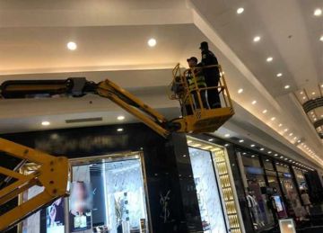 الشرطة تنقذ قطة محتجزة أعلى واجهة أحد المحال التجارية بالإسكندرية الشرطة تنقذ قطة محتجزة أعلى واجهة أحد المحال التجارية بالإسكندرية