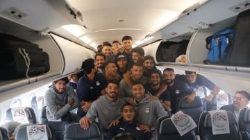 بعد التأهل لكأس العالم.. طائرة المنتخب في طريق عودتها إلى القاهرة شاهد بعد التأهل لكأس العالم.. طائرة المنتخب في طريق عودتها إلى القاهرة شاهد