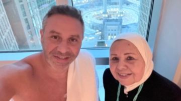 حازم إمام في أحدث ظهور مع والدته من الحرم المكي حازم إمام في أحدث ظهور مع والدته من الحرم المكي