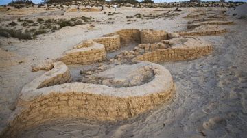 حصون الشرق.. اكتشاف قلعة عسكرية من عصر الدولة الحديثة على طريق حورس الحربي بسيناء حصون الشرق.. اكتشاف قلعة عسكرية من عصر الدولة الحديثة على طريق حورس الحربي بسيناء
