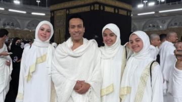 ما أعظمها من رحلة.. سامح حسين ينشر صورا مع عائلته أمام الكعبة المشرفة