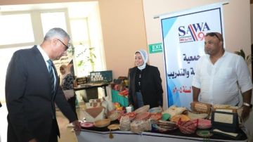 محافظ أسوان يتفقد معرض المشغولات اليدوية على هامش منتدى السلام..صور