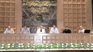 محافظ أسيوط يتابع تنفيذ مشروعات حياة كريمة مع مسئولي الشركات والمرافق