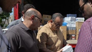 محافظ أسيوط يستقبل شحنة أدوية وكراسي كهربائية لدعم المستشفيات وذوي الإعاقة محافظ أسيوط يستقبل شحنة أدوية وكراسي كهربائية لدعم المستشفيات وذوي الإعاقة