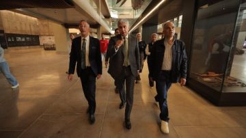 وزير السياحة والآثار يتابع الاستعدادات النهائية لافتتاح المتحف المصري الكبير وزير السياحة والآثار يتابع الاستعدادات النهائية لافتتاح المتحف المصري الكبير