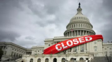أمريكا على حافة الشلل الإداري.. الإغلاق الحكومي يدخل أسبوعه الثالث ويهدد بتسريح الآلاف وخسائر بـ15 مليار دولار أسبوعيا