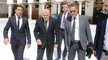 الفريق أول صدقي صبحي يشارك فى صلاة الجنازة على الدكتور أحمد عمر هاشم بالجامع الأزهر الفريق أول صدقي صبحي يشارك فى صلاة الجنازة على الدكتور أحمد عمر هاشم بالجامع الأزهر