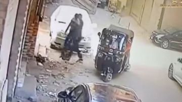 شايلهم على كتفه.. ننشر صور للحظة تخلص المتهم بقتل أطفال الهرم منهما بمدخل عقار شايلهم على كتفه.. ننشر صور للحظة تخلص المتهم بقتل أطفال الهرم منهما بمدخل عقار