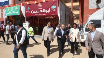 مؤسسة أبو العينين تشارك في قافلة إيد واحدة بالعياط لتوزيع المساعدات الغذائية والمدرسية