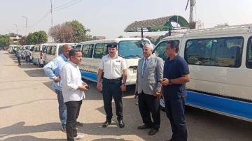 محافظ المنيا يتابع المواقف العامة للتأكد من الالتزام بتعريفة المواصلات الجديدة