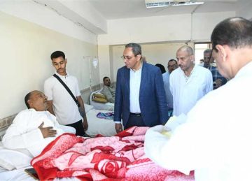 محافظ قنا يزور 18 عاملا أصيب في انقلاب أتوبيس عمال الألومنيوم