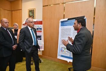 وزير الرى يتفقد جلسة الملصقات العلمية والتى شملت أبحاثا وحلولا عملية لتحديات المياه والمناخ وزير الرى يتفقد جلسة الملصقات العلمية والتى شملت أبحاثا وحلولا عملية لتحديات المياه والمناخ