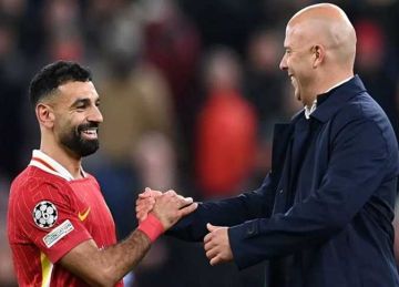 أرني سلوت يتغنى بـ محمد صلاح