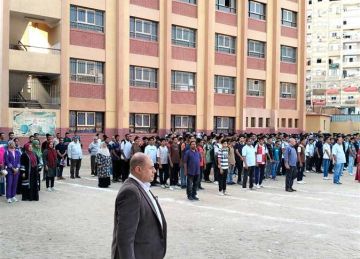 إحالة معلم بقنا للتحقيق لاستخدامه التليفون في طابور الصباح