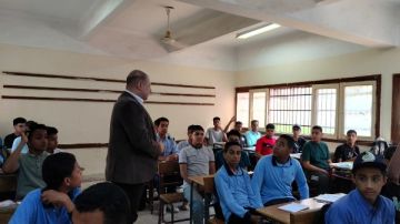 إحالة معلم للتحقيق وفصل طلاب لإستخدام المحمول داخل المدرسة بقنا