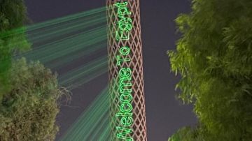 إنارة برج القاهرة بعبارتي مرحبا بكم في مصر وWelcome to Egypt