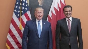 اجتماع بين ترامب وتميم ورئيس الوزراء القطري بالطائرة الرئاسية في قاعدة سلاح الجو بالدوحة اجتماع بين ترامب وتميم ورئيس الوزراء القطري بالطائرة الرئاسية في قاعدة سلاح الجو بالدوحة