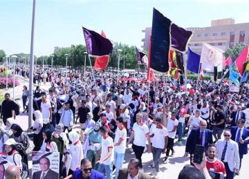 بمشاركة فنانين ومسؤولين سابقين وأساتذة جامعات.. مسيرة لـ 10 آلاف طالب بسوهاج احتفالا بذكرى نصر أكتوبر