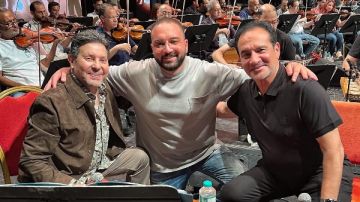 ذكرى نصر أكتوبر.. بلدي تجمع هاني شاكر ومحمد ثروت بعد 40 عاما من غنائها ذكرى نصر أكتوبر.. بلدي تجمع هاني شاكر ومحمد ثروت بعد 40 عاما من غنائها