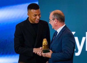 متفوقا على محمد صلاح.. مبابي يتوج بالحذاء الذهبي ويحقق رقما تاريخيا لأول مرة