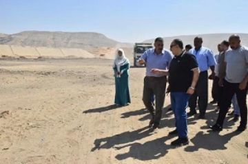 محافظ أسيوط يتابع أعمال المحور التنموي الجديد بين البداري وطريق البحر الأحمر ويوجه بزراعة جانبي الطريق محافظ أسيوط يتابع أعمال المحور التنموي الجديد بين البداري وطريق البحر الأحمر ويوجه بزراعة جانبي الطريق