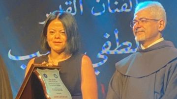 ابنة لطفي لبيب تتسلم تكريمه بمهرجان جيلنا في المركز الكاثوليكي .. صور