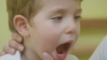 ريحة فم طفلك غريبة؟.. 7 أسباب لا تخطر على بالك وراء رائحة الفم الكريهة عند الأطفال وطرق علاجها