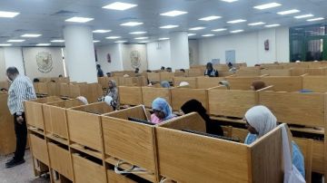 طلاب جامعة سوهاج الأهلية يخوضون أول تدريب على نظام الامتحان الإلكتروني