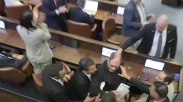 قاطعا ترامب.. طرد عضوي الكنيست أيمن عودة وعوفر كاسيف من قاعة الكنيست قاطعا ترامب.. طرد عضوي الكنيست أيمن عودة وعوفر كاسيف من قاعة الكنيست