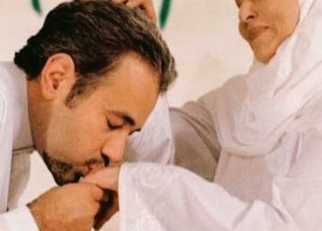ما حكم تقبيل يد الوالدين وكبار السن؟ الإفتاء تفسر