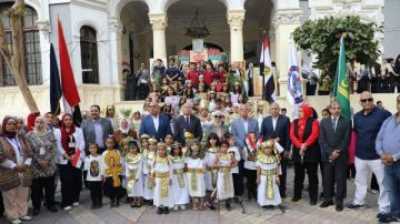 محافظ القاهرة يشارك طلاب مدرسة قصر الدوبارة الرسمية فعاليات الطابور المدرسى محافظ القاهرة يشارك طلاب مدرسة قصر الدوبارة الرسمية فعاليات الطابور المدرسى