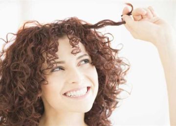 5 زيوت طبيعية تجعل شعرك الكيرلي أكثر حيوية ولمعانا 5 زيوت طبيعية تجعل شعرك الكيرلي أكثر حيوية ولمعانا