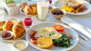 أطعمة شائعة لا يجب تناولها على معدة فارغة.. أخطاء تضر بصحتك صباحا أطعمة شائعة لا يجب تناولها على معدة فارغة.. أخطاء تضر بصحتك صباحا