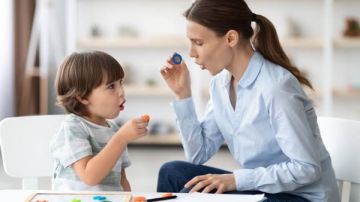 استشاري يكشف العلامات المبكرة لتأخر اللغة عند الأطفال من الشهور الأولى